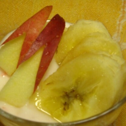 イチジクのヨーグルトがおいしくなかったので、バナナとりんごと蜂蜜で美味しくして頂きました。かわいいうさぎのりんごはホヌさんのレシピから！